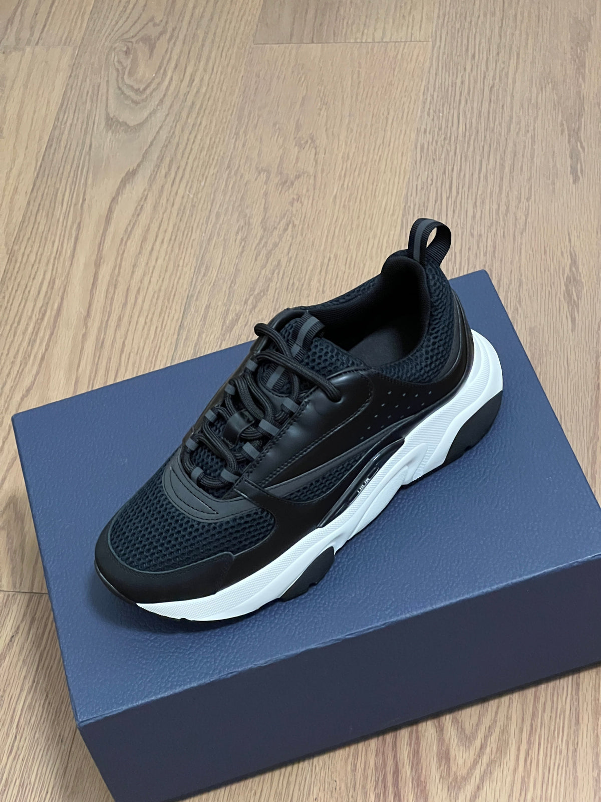 Sneakers B22